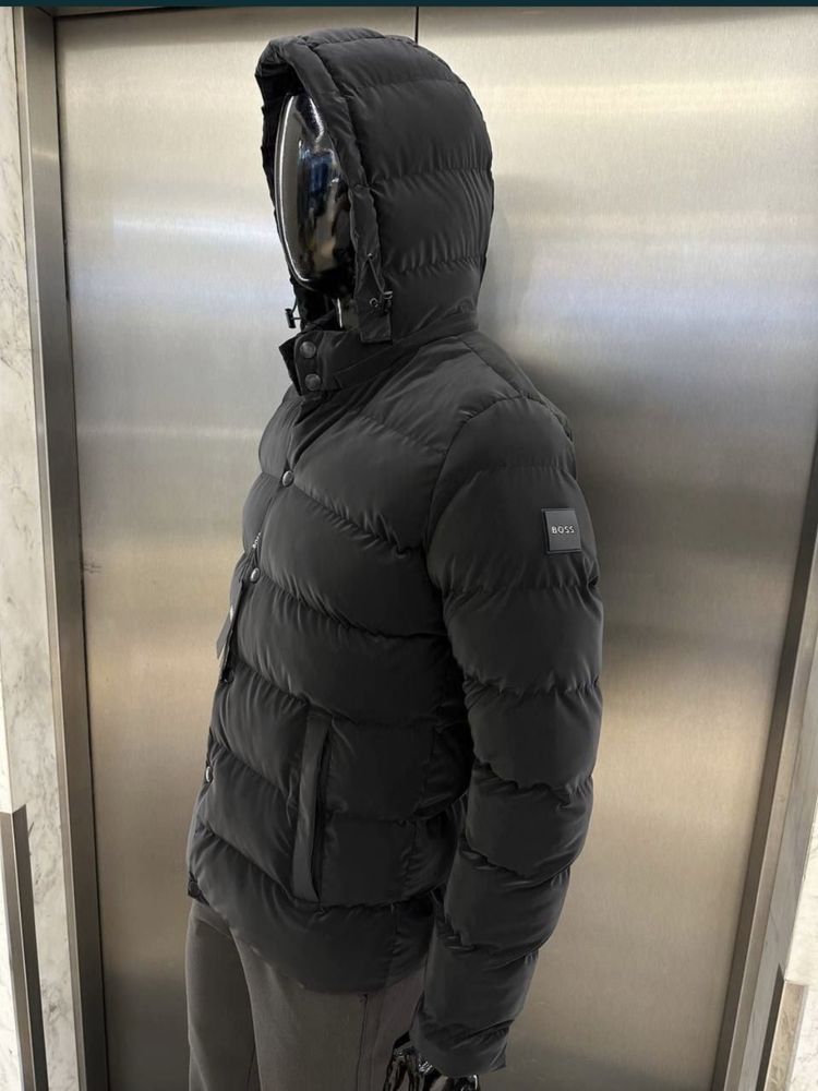 Чоловіча зимова чорна куртка BOSS розмір L