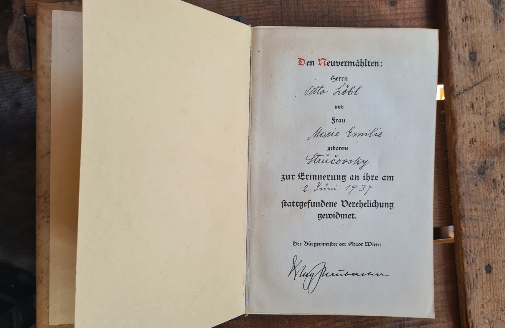 Livro  "Mein Kampf"de Adolf Hitler.