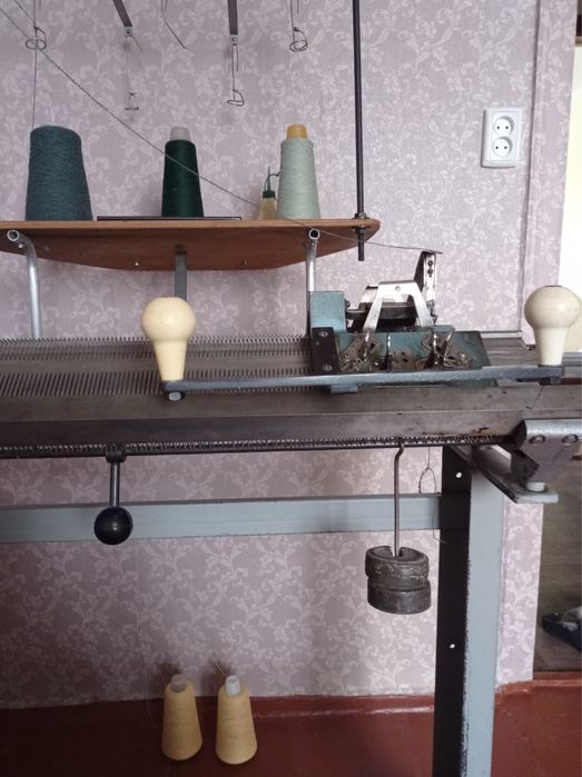 Продам  промышленная вязальная  машина 5класса