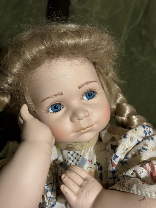 Лялька порцелянова