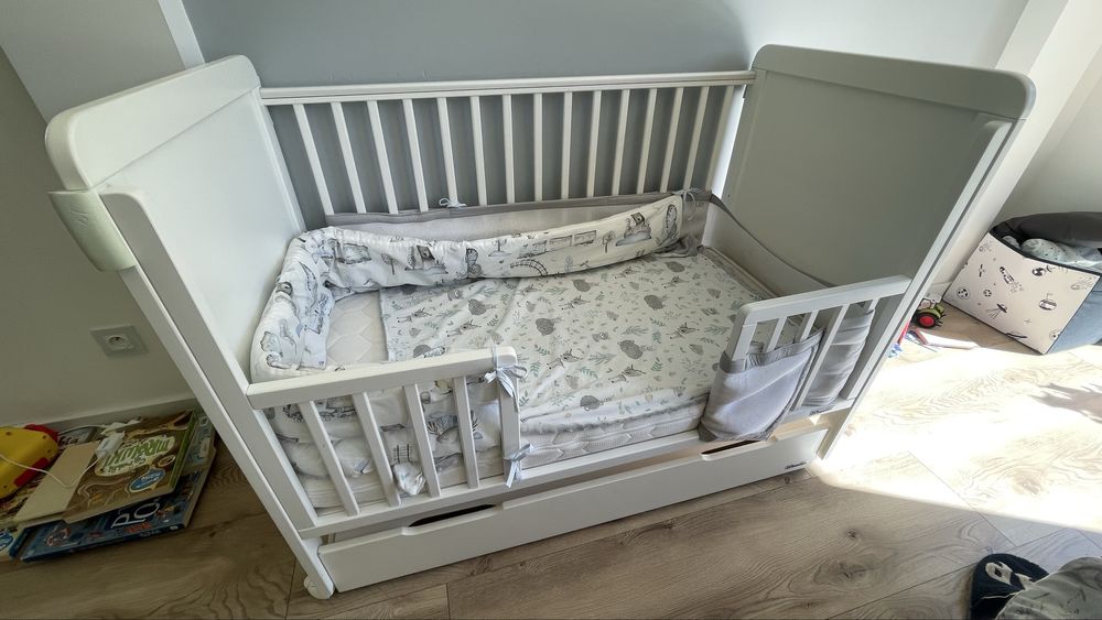 Łóżeczko Country Cot 120×60 z materacem, przewijakiem, szufladą +extra