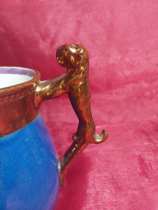 Miedziany dzban z lwen kryty politurą