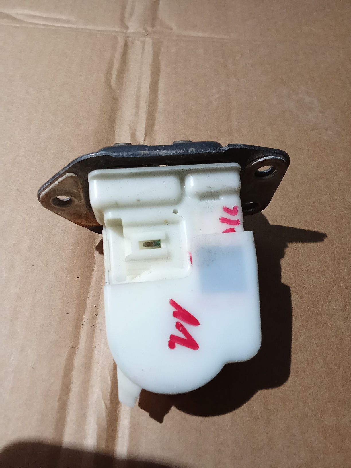 Zamek klapy bagażnika Nissan Note X-Traill  zamek klapy Nissan nr11