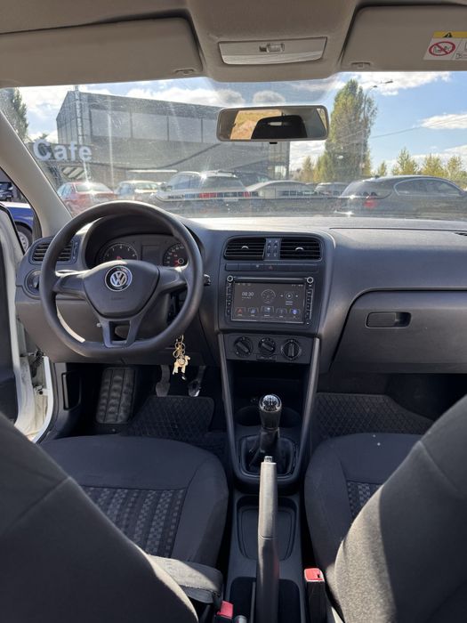 Volkswagen Polo 2015 года выпуска.