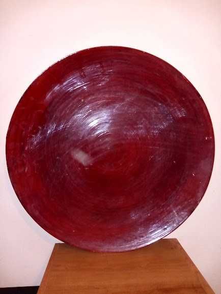Prato vermelho escuro em Madeira decorativo 60 cm de diâmetro