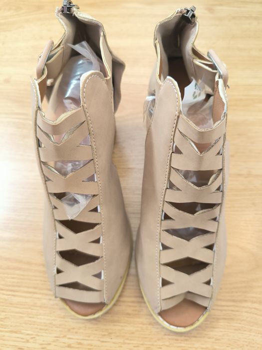 Sandálias novas muito bonitas