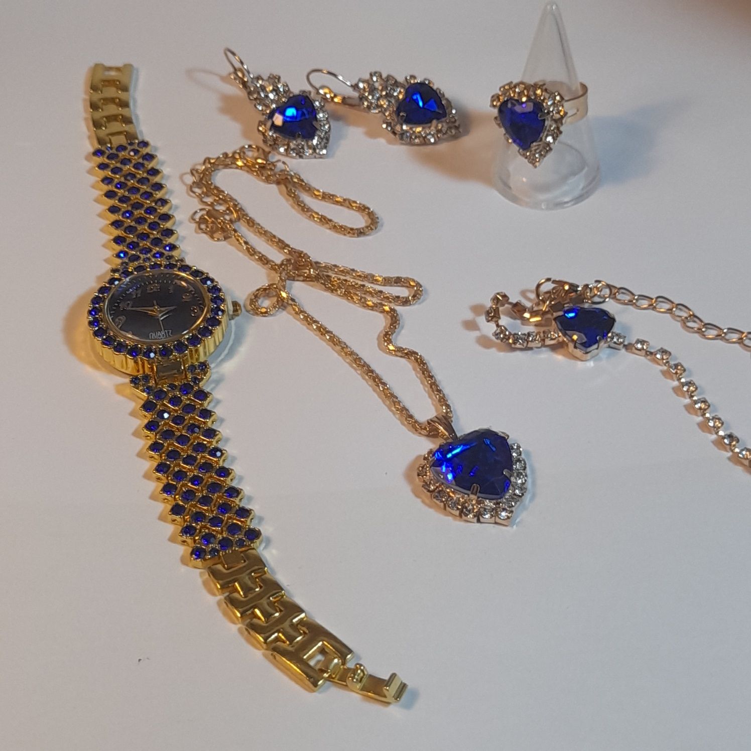 Conjunto de acessórios para mulher.