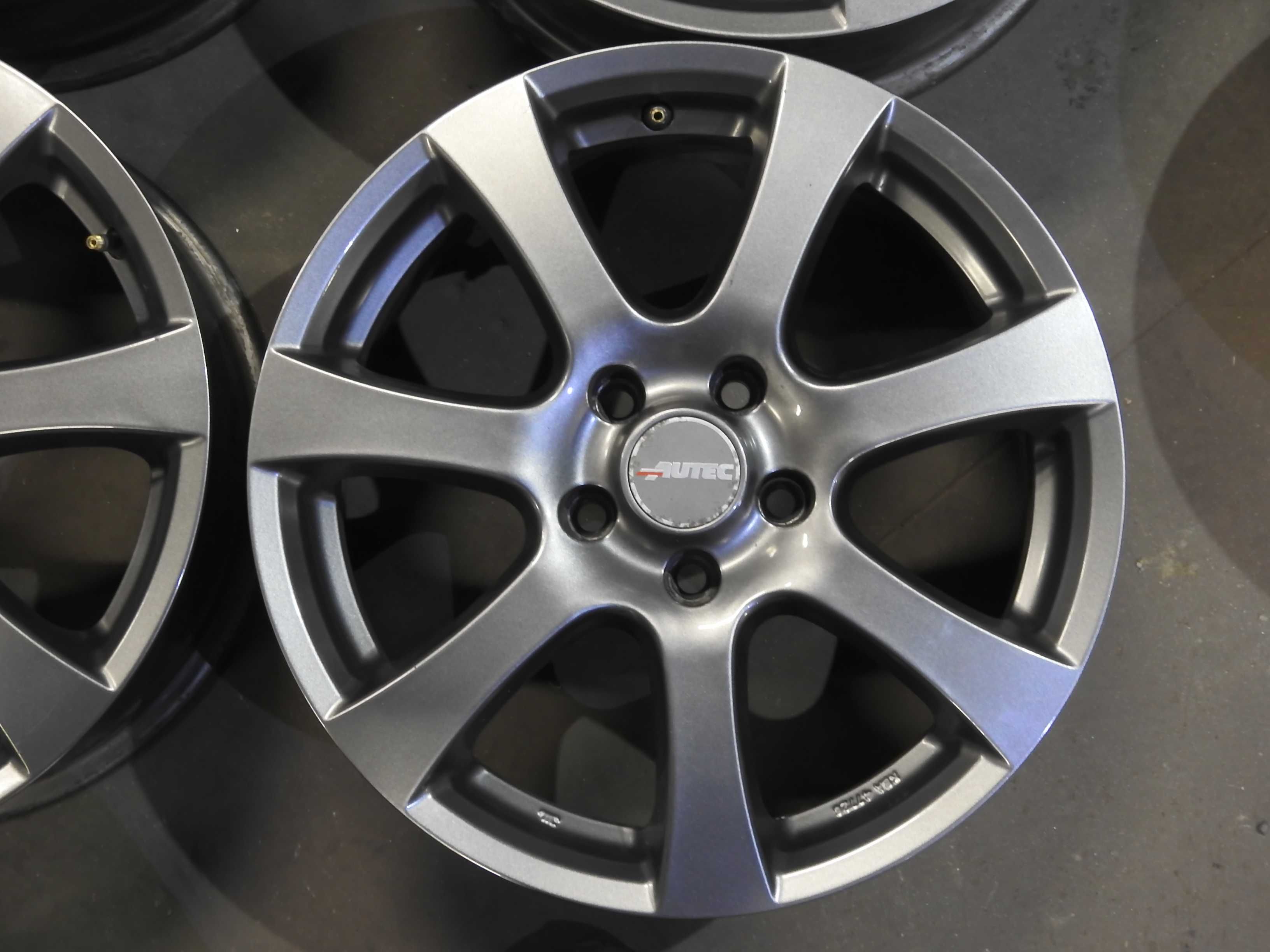 4xAlufelgi 17'' 7J 5x112 et40 AUTEC Stan BDB+ piasta 70,1mm GRAFIT