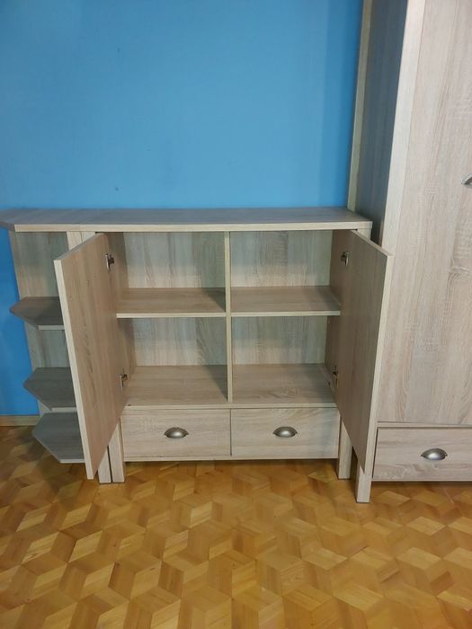 Biurko, 2 szafki iszafa.