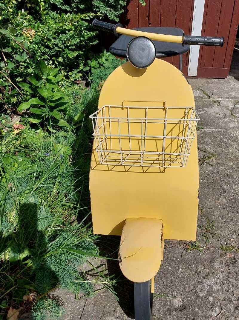 Kwietnik skuter Vespa dekoracja ogrodowa