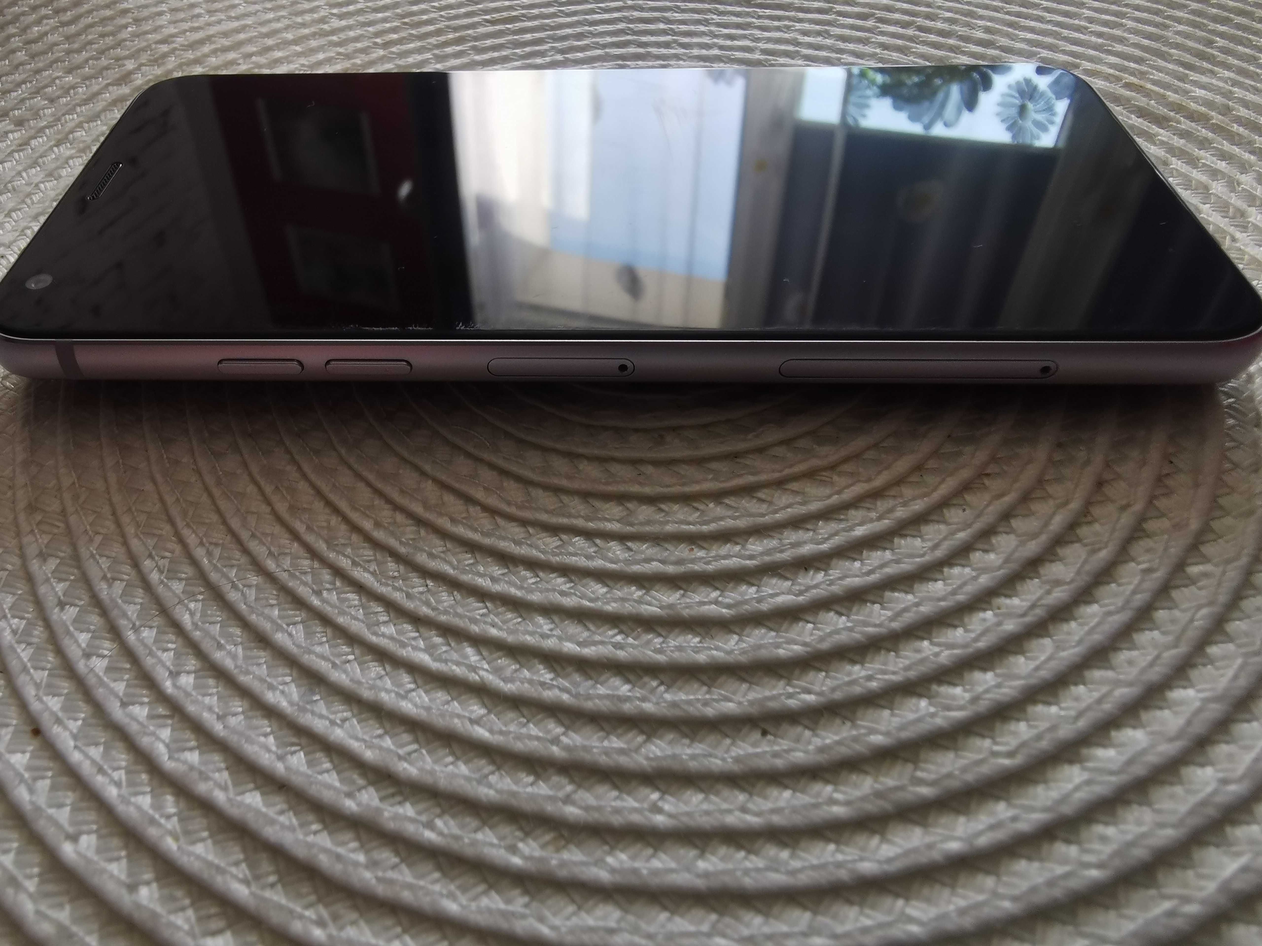 Smartfon LG Q7  w bardzo dobrym stanie.