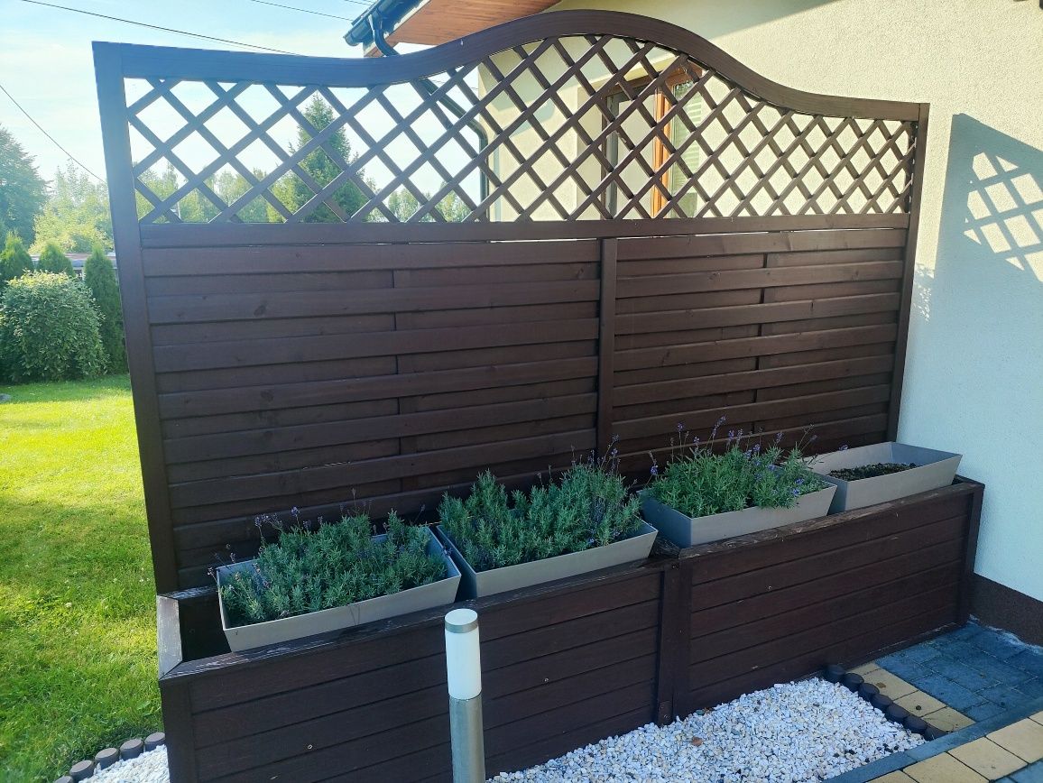 pergola drewniana z doniczkami płotek