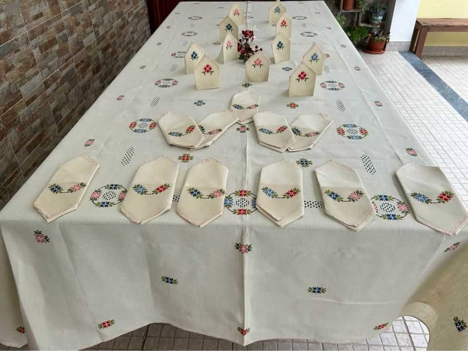 Toalha de mesa em linho, bordada e trabalhada em Crivo