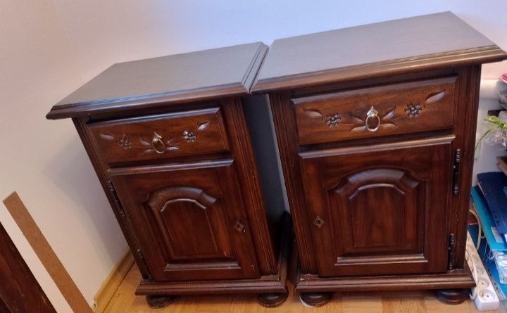 Łóżko dębowe z dwiema szafkami – solidne i eleganckie!