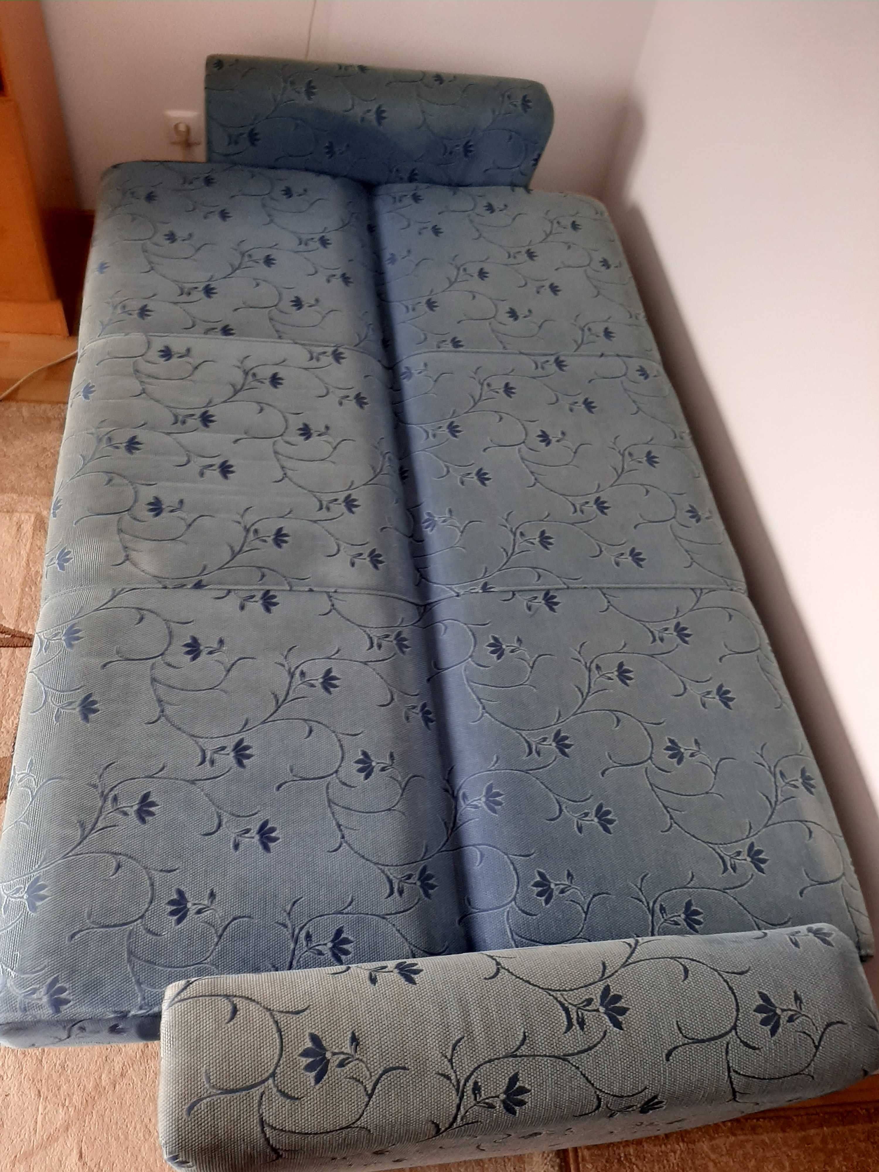 Sofá cama Azul em Tecido e estrutura de Madeira com 2,10m de largura.