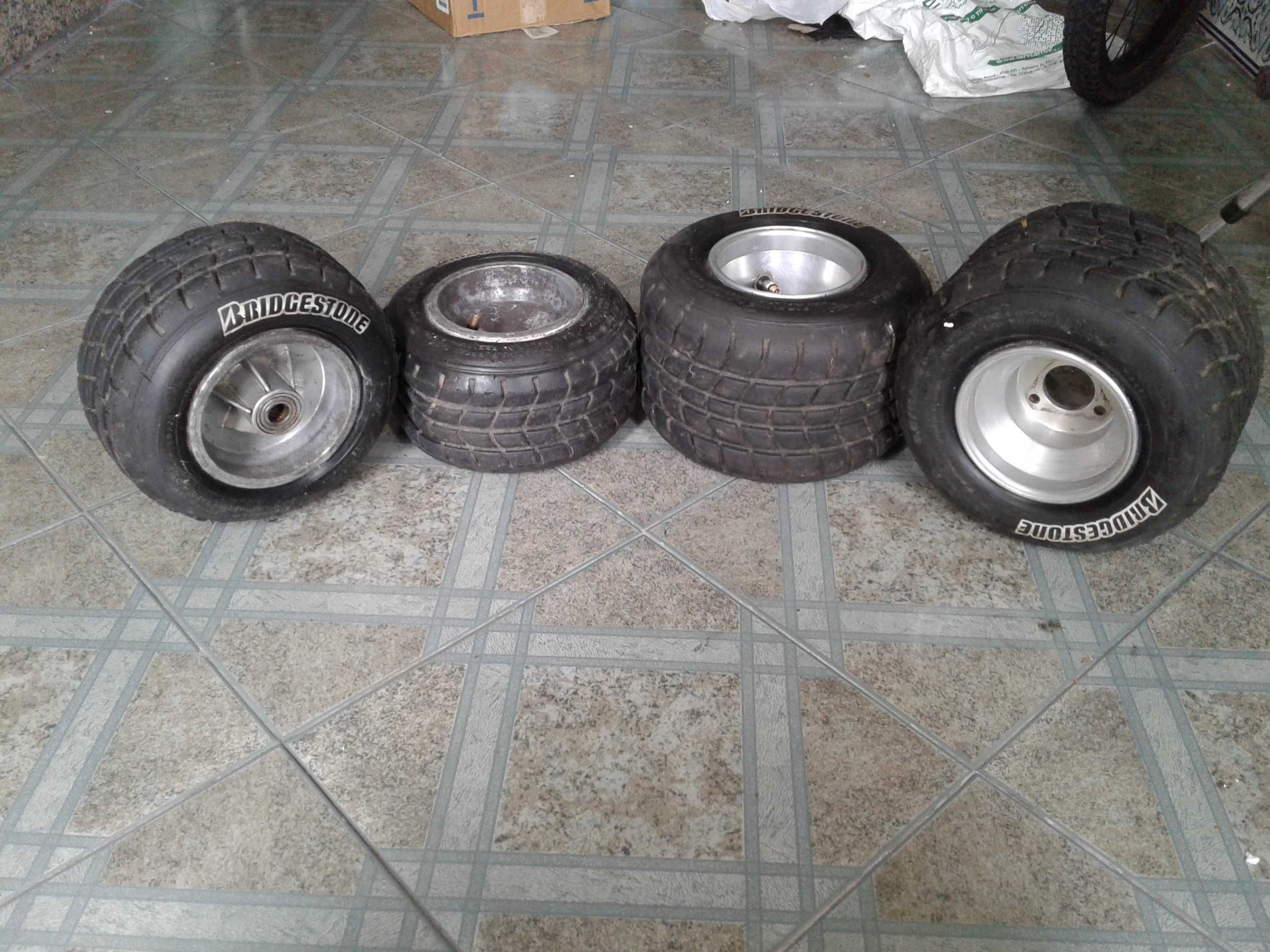 Jogo de pneus de chuva c/jante de alumínio Bridgestone, como NOVOS!