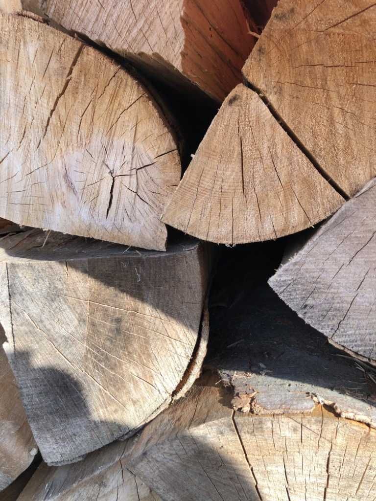 Sezonowane drewno do pieca kominka