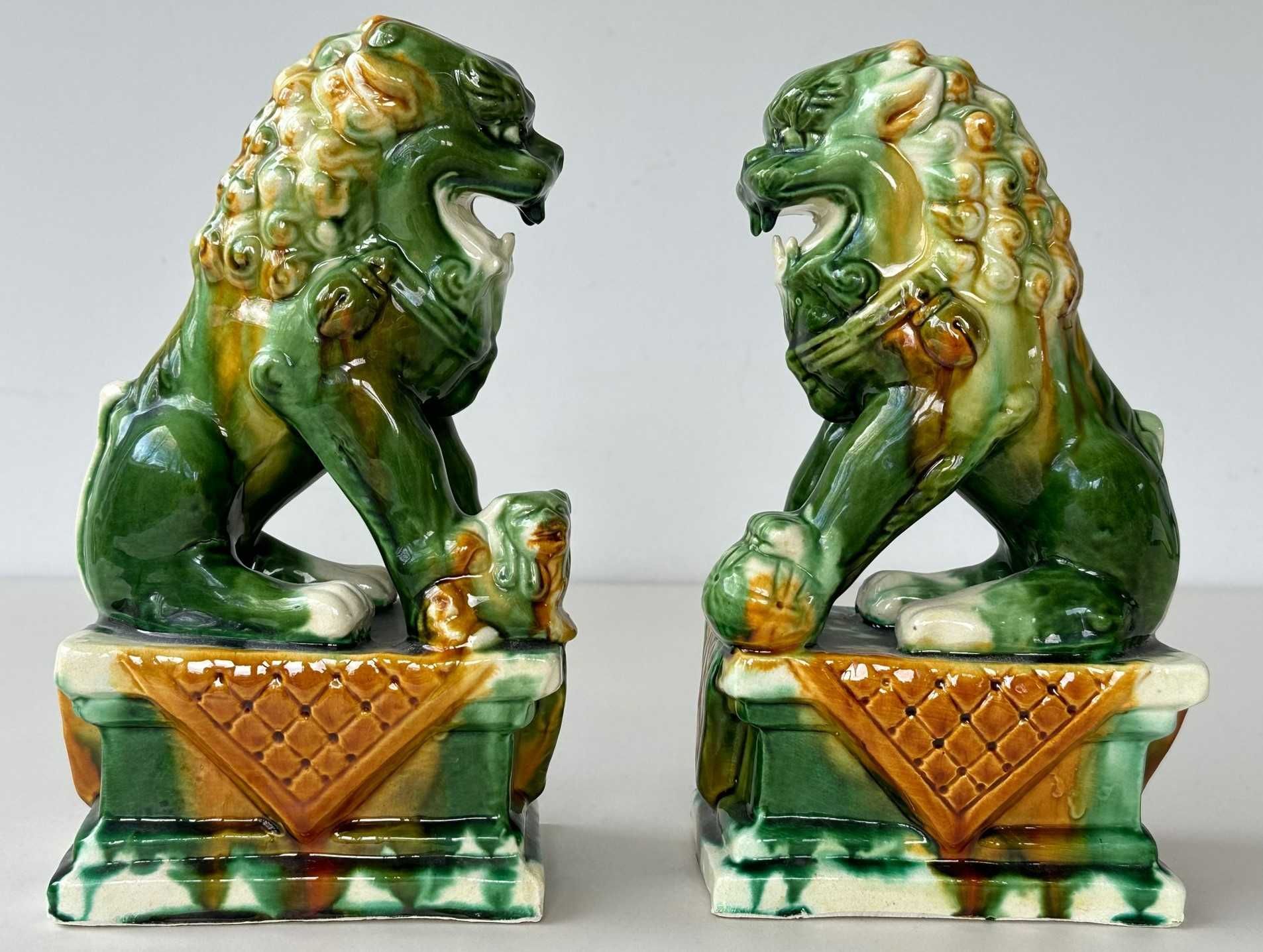 Um excepcional par de Cães de Foo, cerâmica China, Família Verde