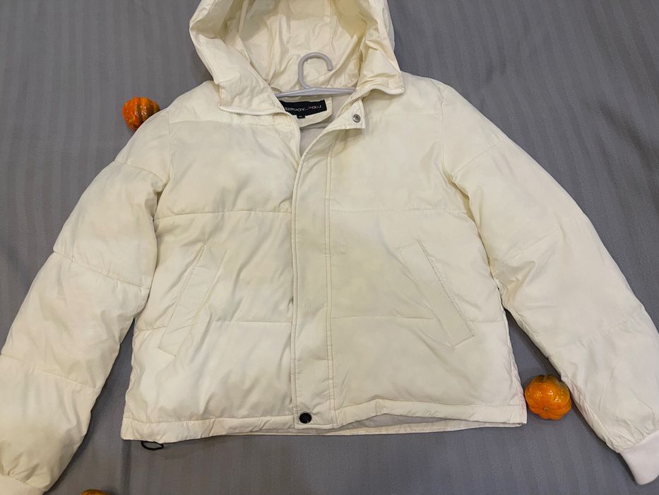 Продам куртку молочно- білого кольру