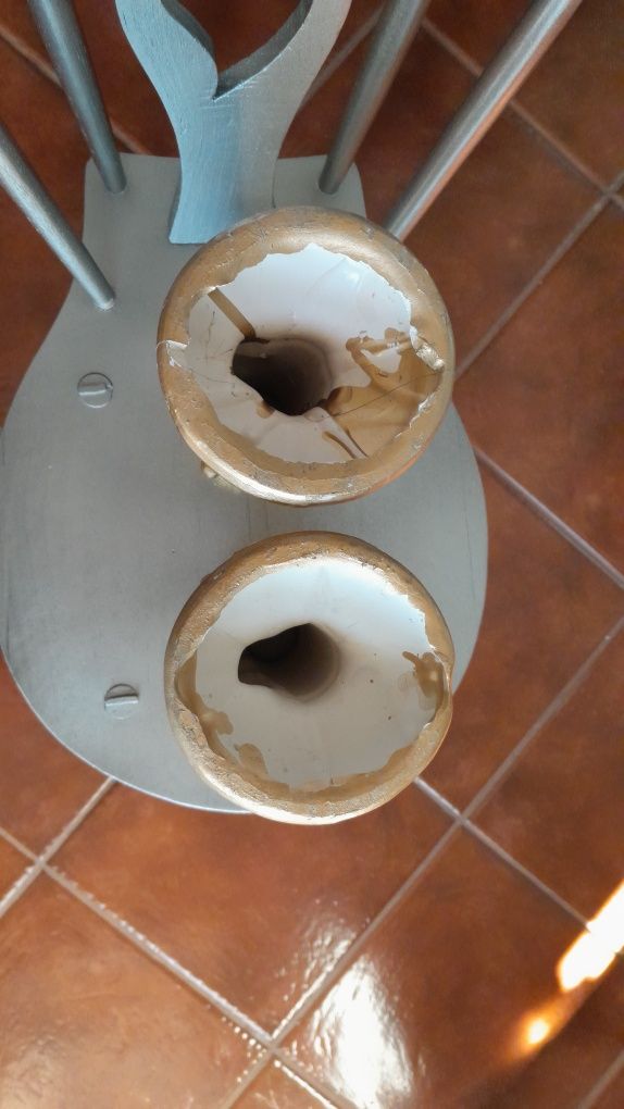 2 castiçais em loiça dourados , figura anjos