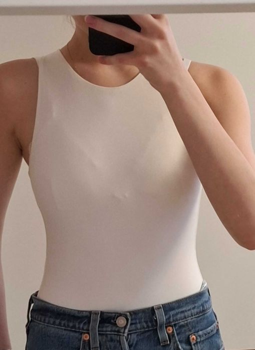 Białe body na grubych ramiączkach Stradivarius