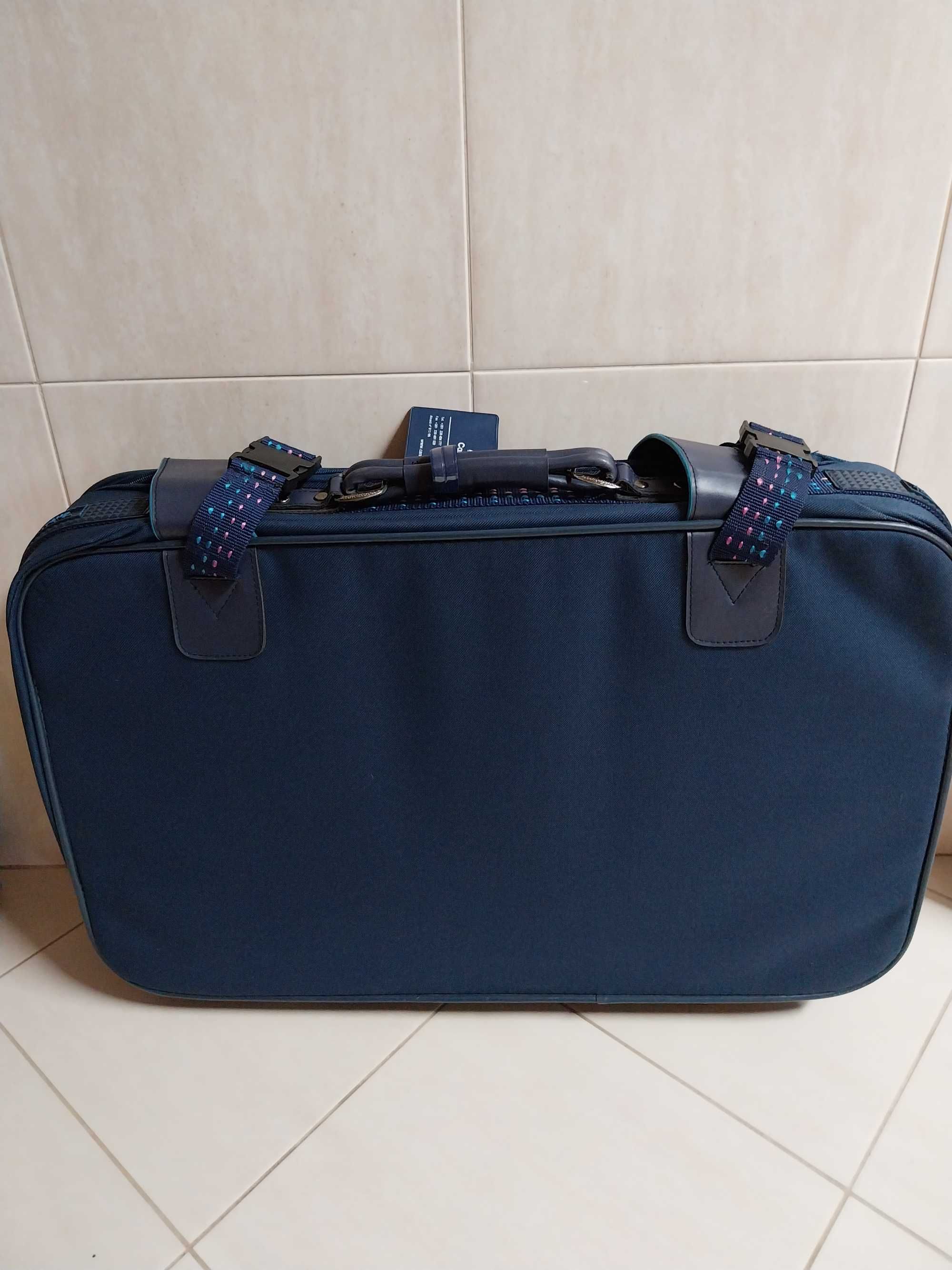 Mala de viagem Azul, com rodas, em muito bom estado. International