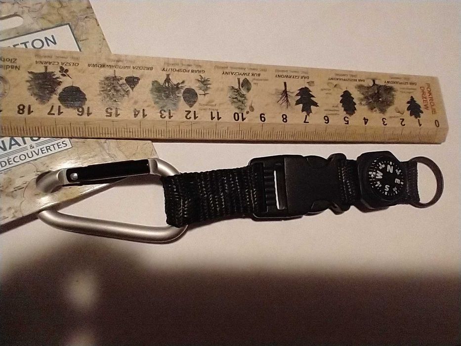 kompas z karabinkiem firmy Nature and decouvertes.