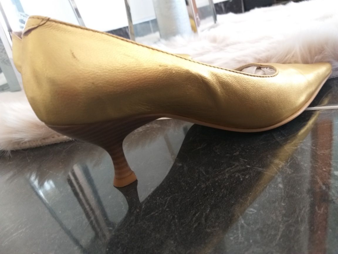 Vendo Sapato Dourado