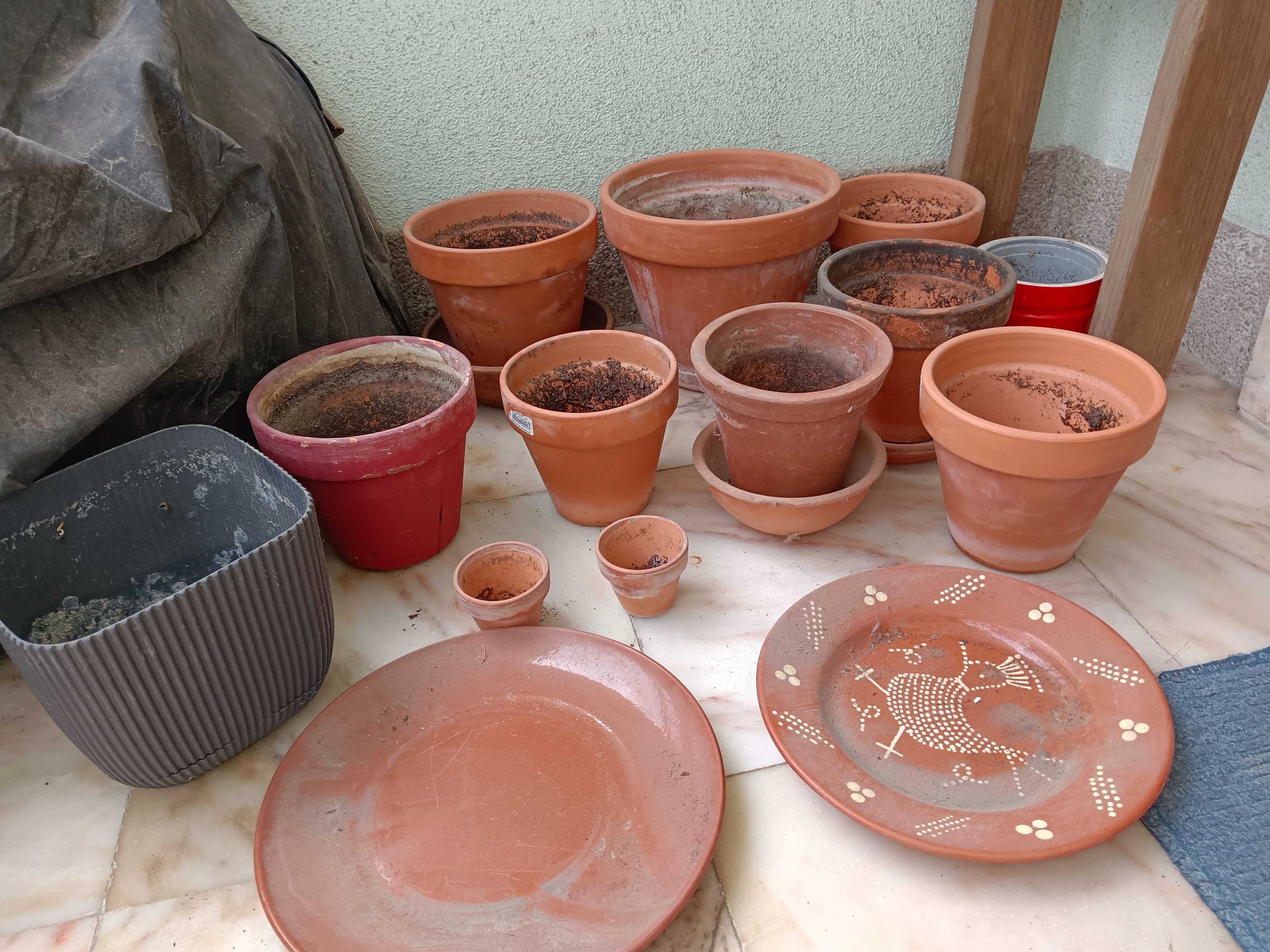 Vasos em barro mais pratos