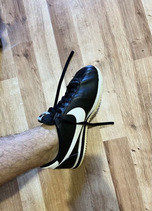Czarne buty Nike Cortez.