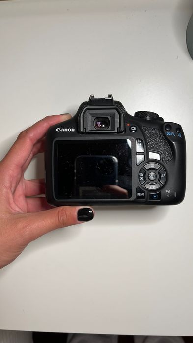 Máquina fotográfica Canon EOS 2000D + 2 Objetivas