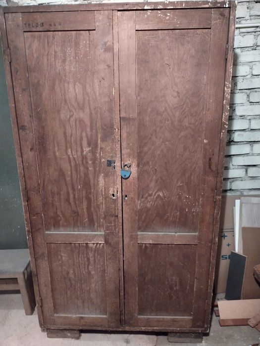 Drewno, szafa drewniana, boazeria modrzew