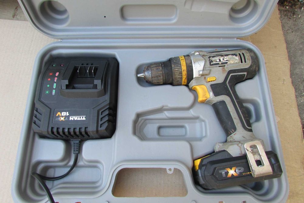 Аккумуляторний шуруповерт TITAN TTI884COM 18v (з Англії)