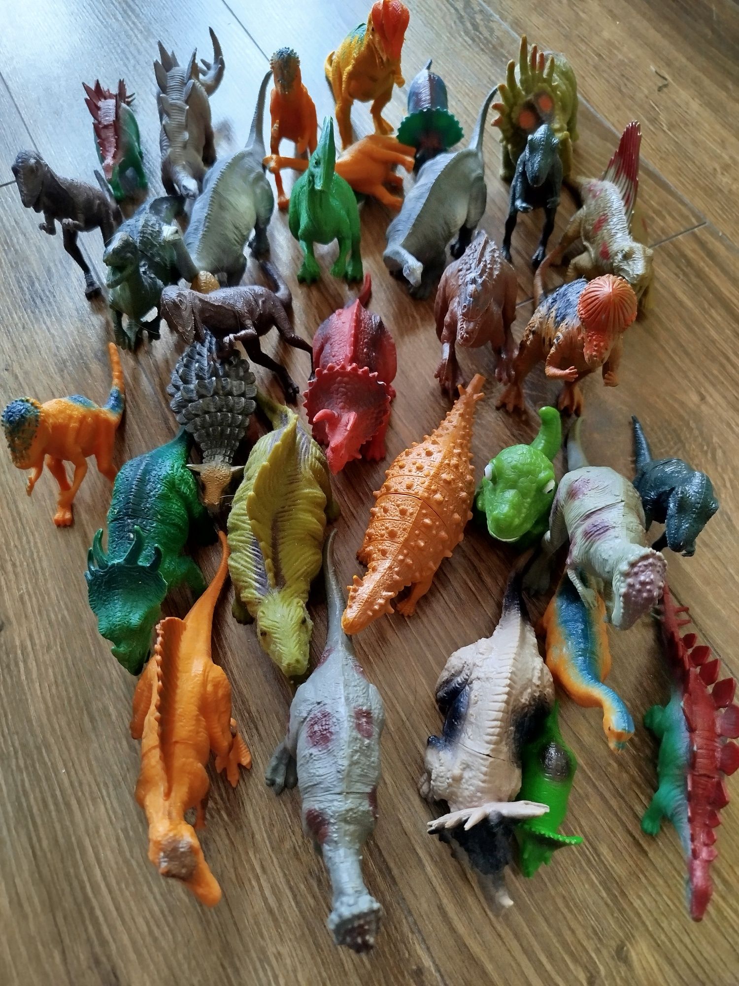 35 figurek dinozaurów