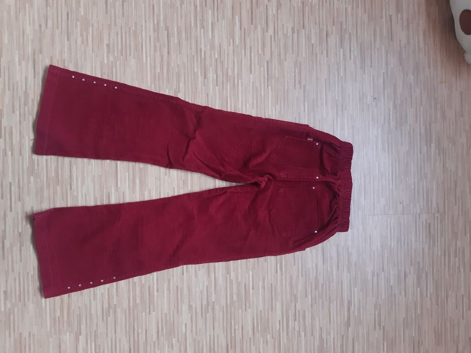 Czerwone spodnie dla dziewczynki.