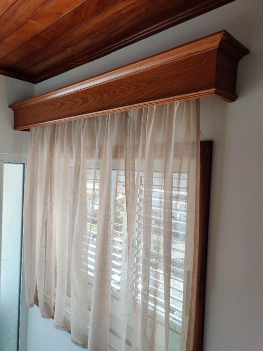 Varões com calhas para cortinados