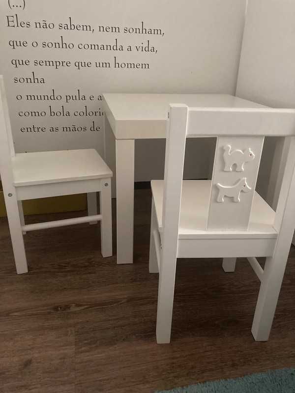 Conjunto de mesa e 2 cadeiras brancas para criança.