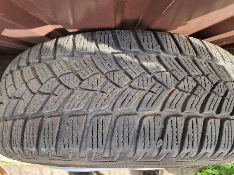 Sprzedam opony zimowe 215/65/16 z felgami 5X112  ET 33 i kołpakami VW