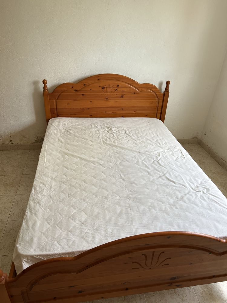 Cama de Casal em Madeira com Colchão – 190x140 cm