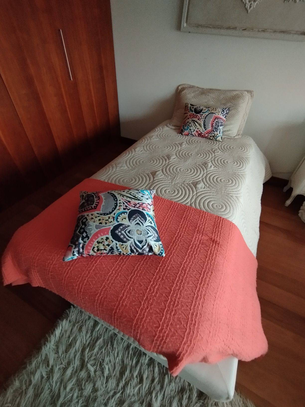 Cama de solteiro tecido branco e colchão