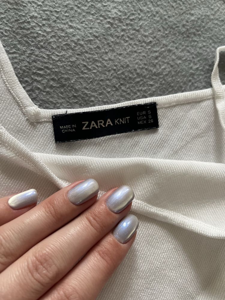 Біла майка zara з бусинками