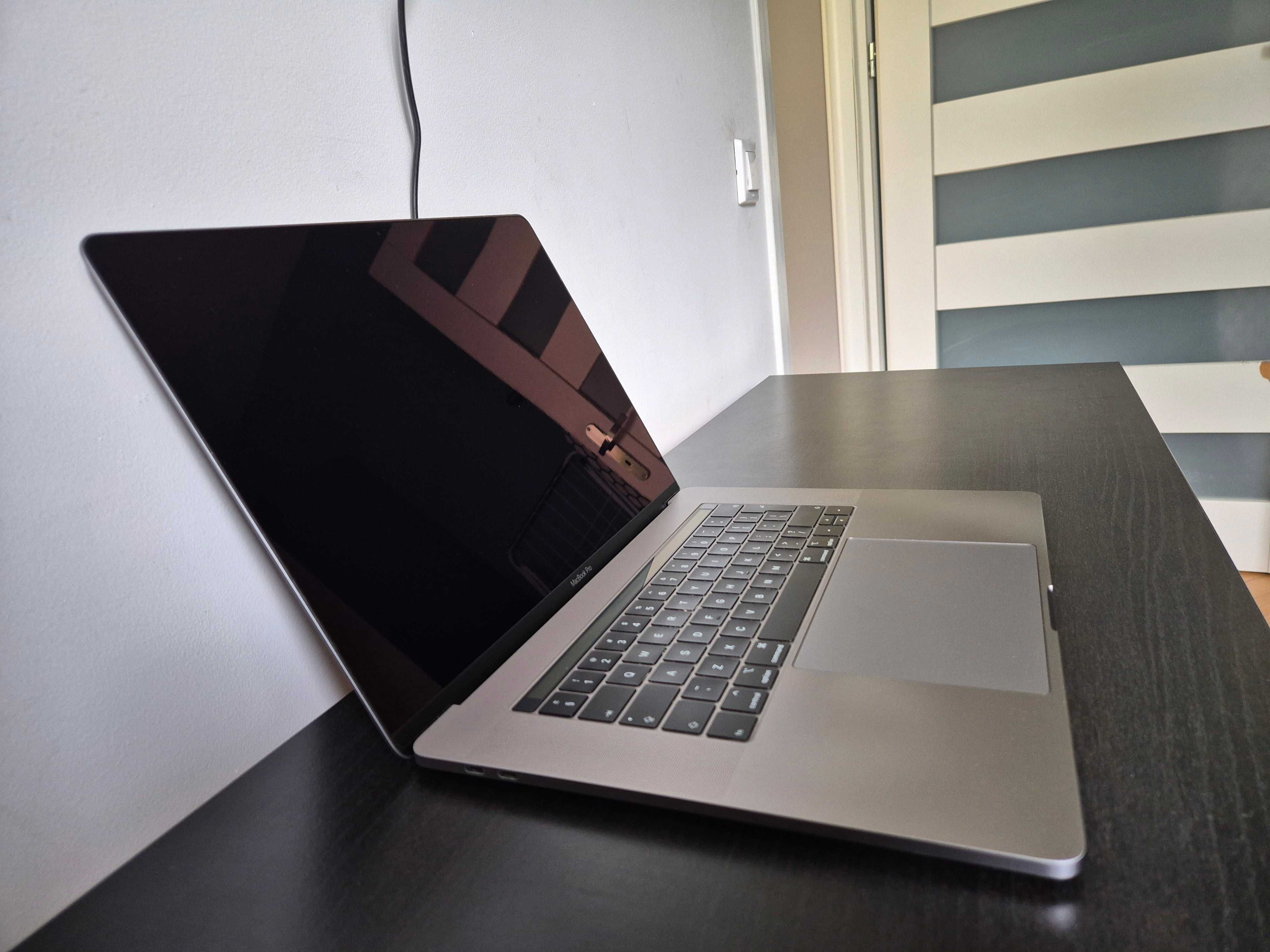 MacBook Pro A1990, Intel Core i7, 512SSD