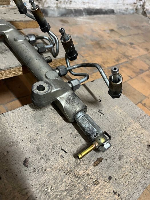 Паливна рампа з датчиком Nissan Navara D40 Pathfinder R51