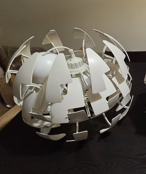 Vários candieiros em bom estado