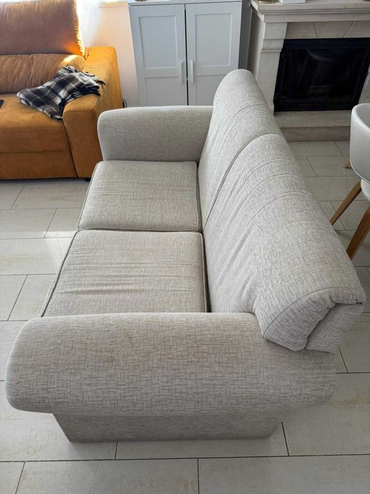 Sofá de 2 lugares bege em bom estado