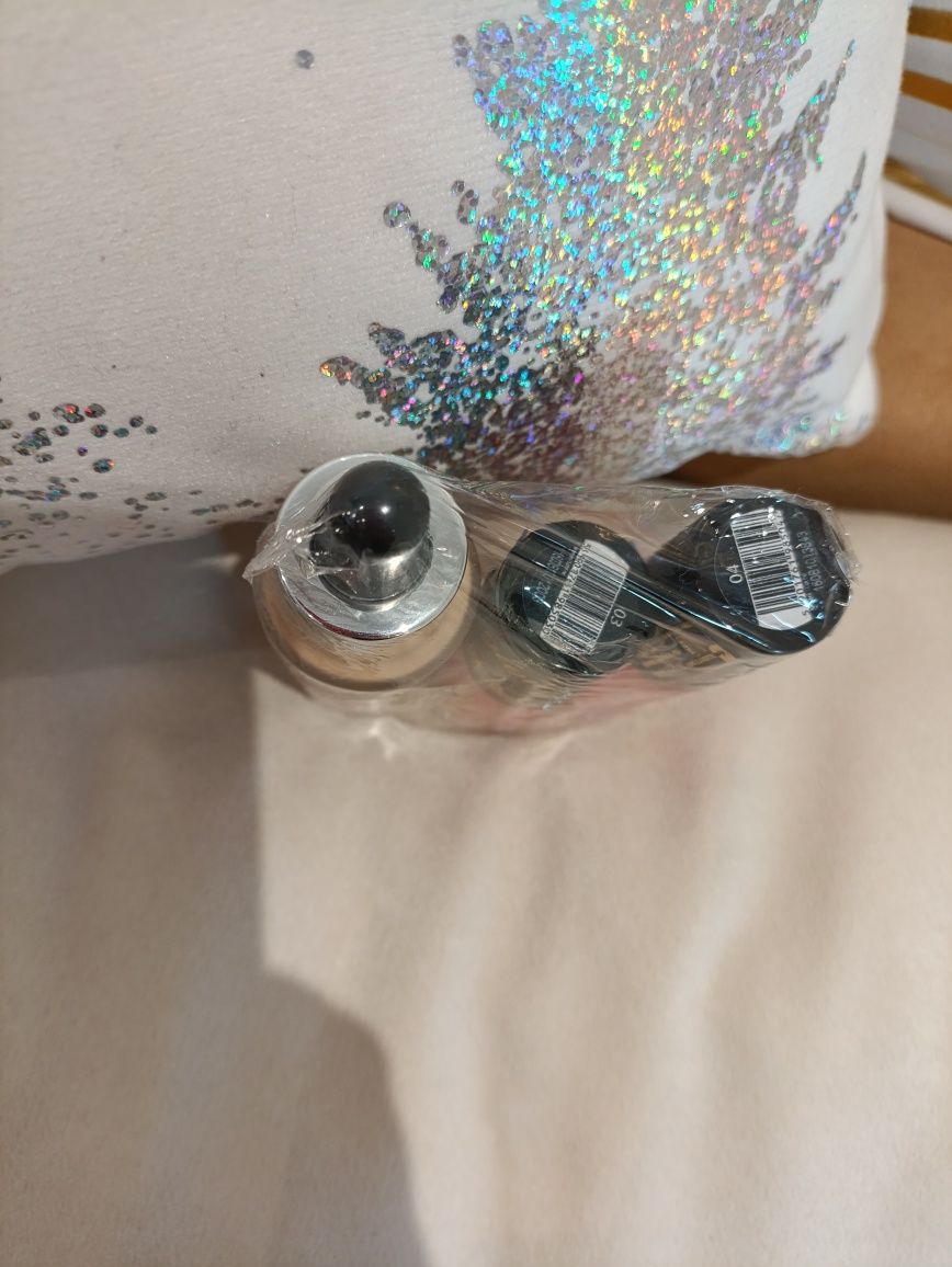 Zestaw Eveline lakiery do paznokci Glow and go i podkład Liquid Contro