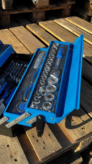 Zestaw Narzędzi Uniwersalny 85 el Klucze Szczypce Nasadki Skrzynka