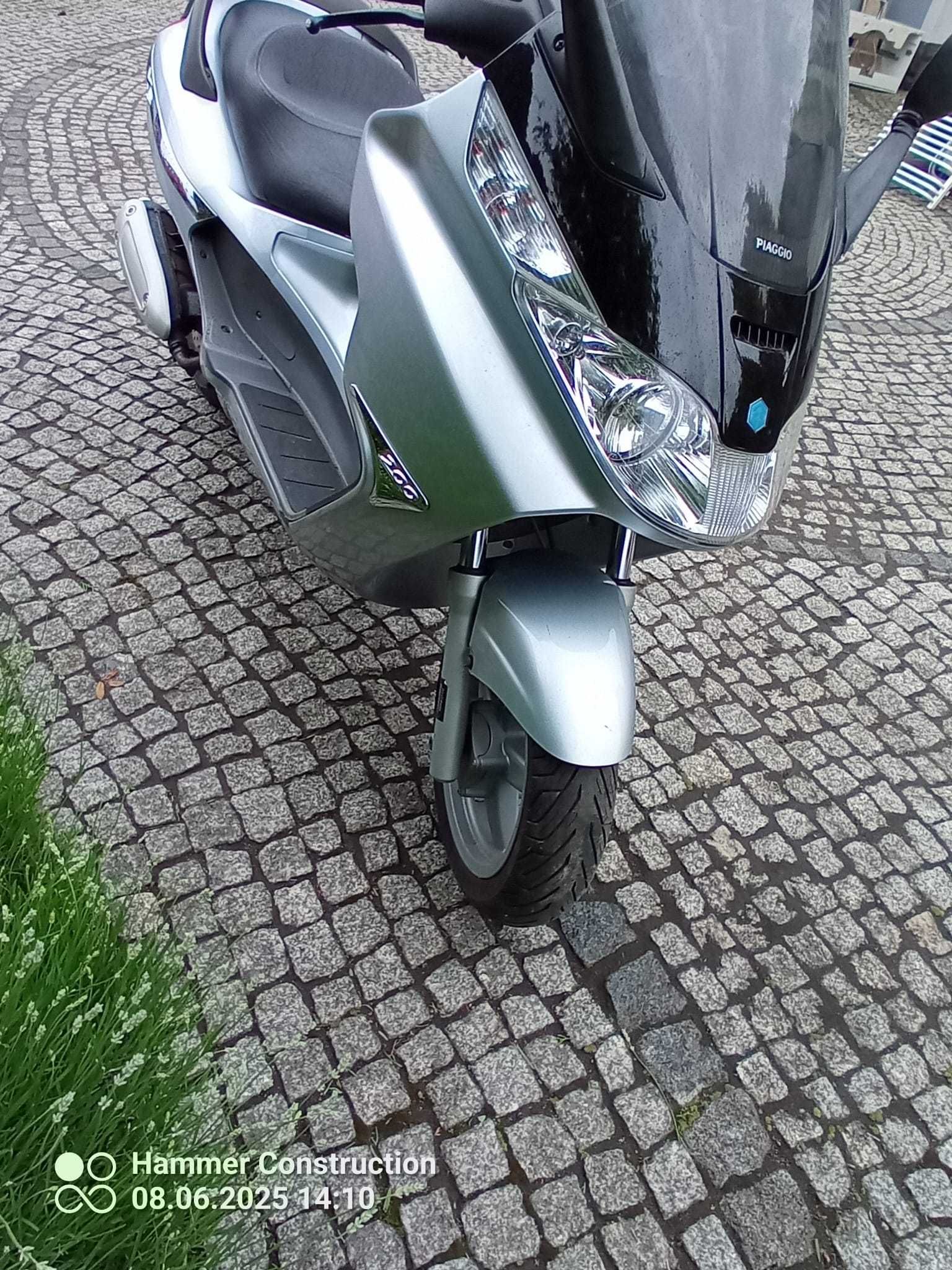 Skuter Piaggio x8