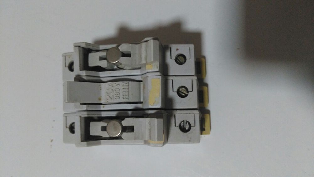 Disjuntores de 4 polos e outros