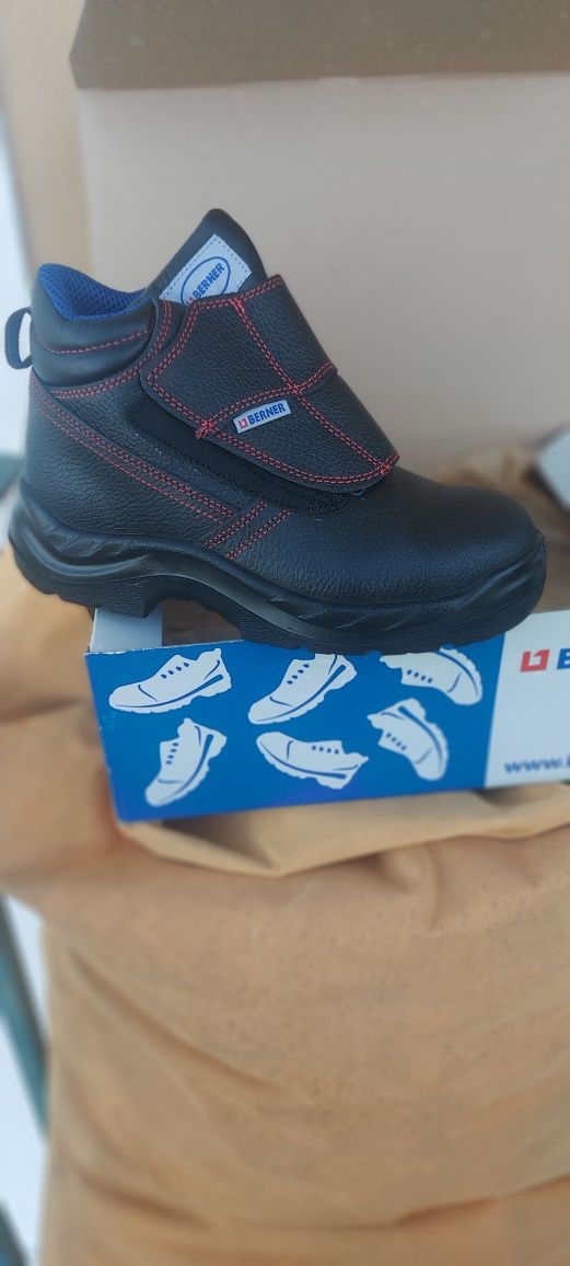 2 pares de Botas novas e Fato impermeável const. civil
